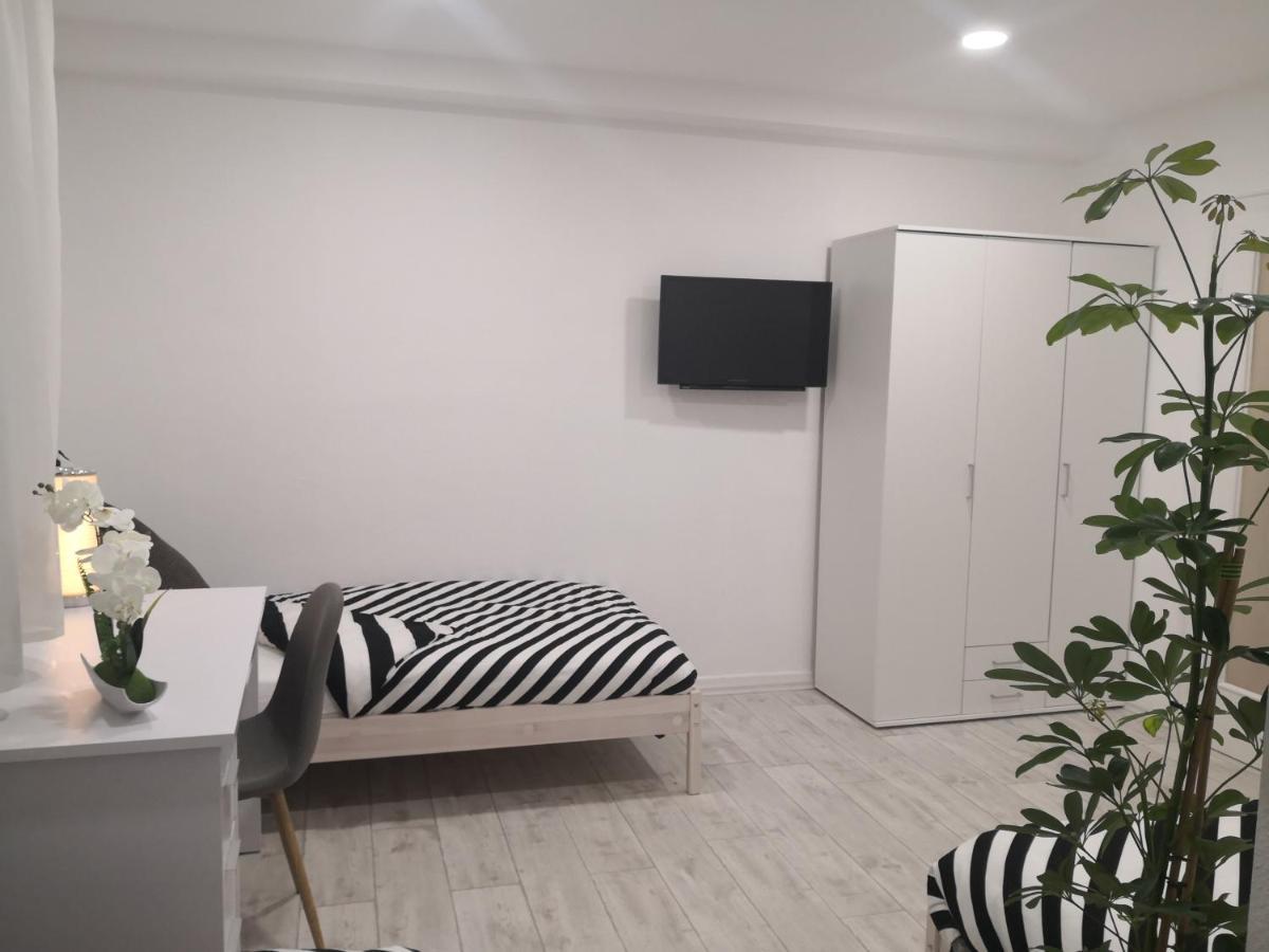Schoene Und Optimal Gelegene Wohnung Weisskirchen Kültér fotó